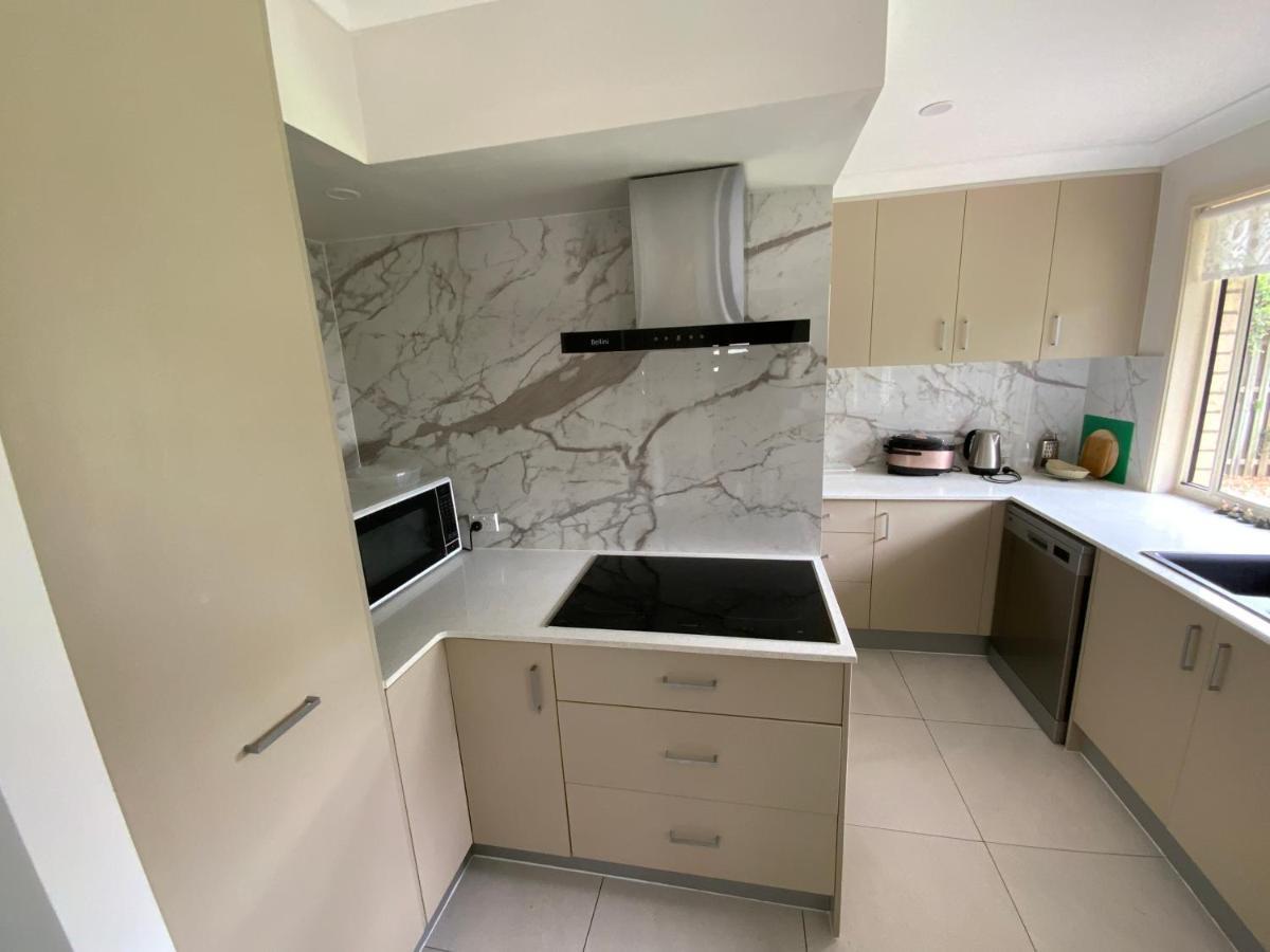 Shared House With Other Guests Near Shopping Center And Theme Parks Apartamento Gold Coast Exterior foto