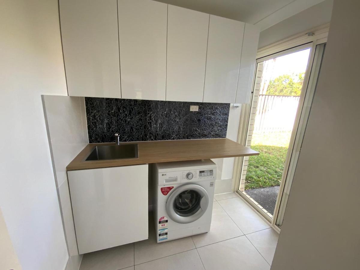 Shared House With Other Guests Near Shopping Center And Theme Parks Apartamento Gold Coast Exterior foto