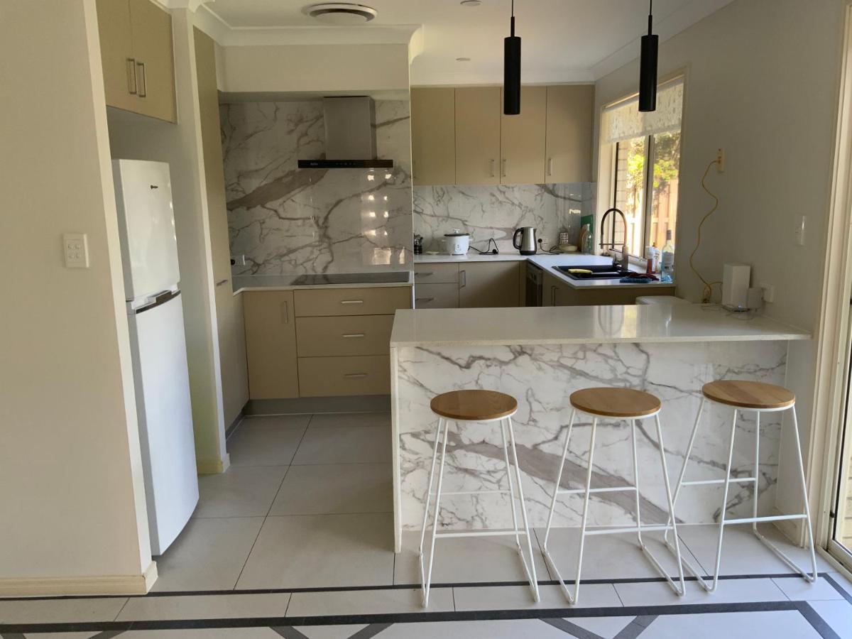 Shared House With Other Guests Near Shopping Center And Theme Parks Apartamento Gold Coast Exterior foto